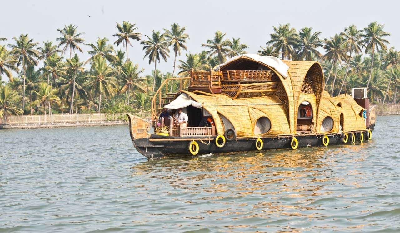 Shikara Boat Ride on Kerala's Backwaters &ndash; One of the Best Places to Visit in India!